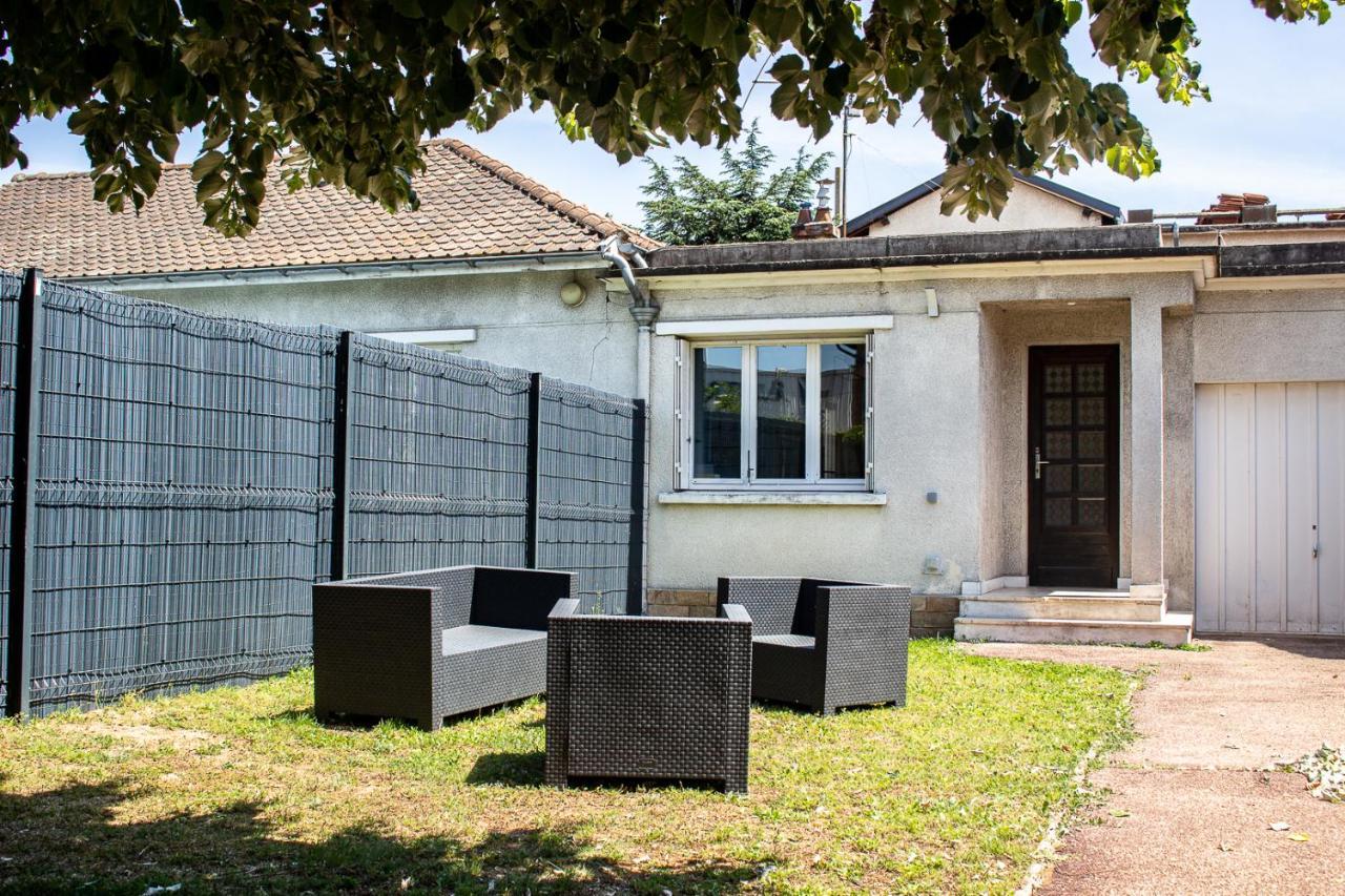 Maisonnette Avec Jardin, Parc Du Chene Bron Exterior foto